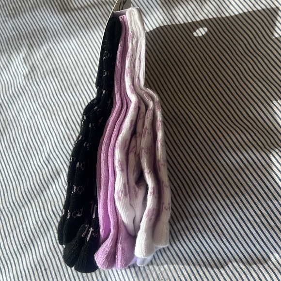 Hi, selling this comfortable crew socks for in size 5-9 - Picture 3 of 5